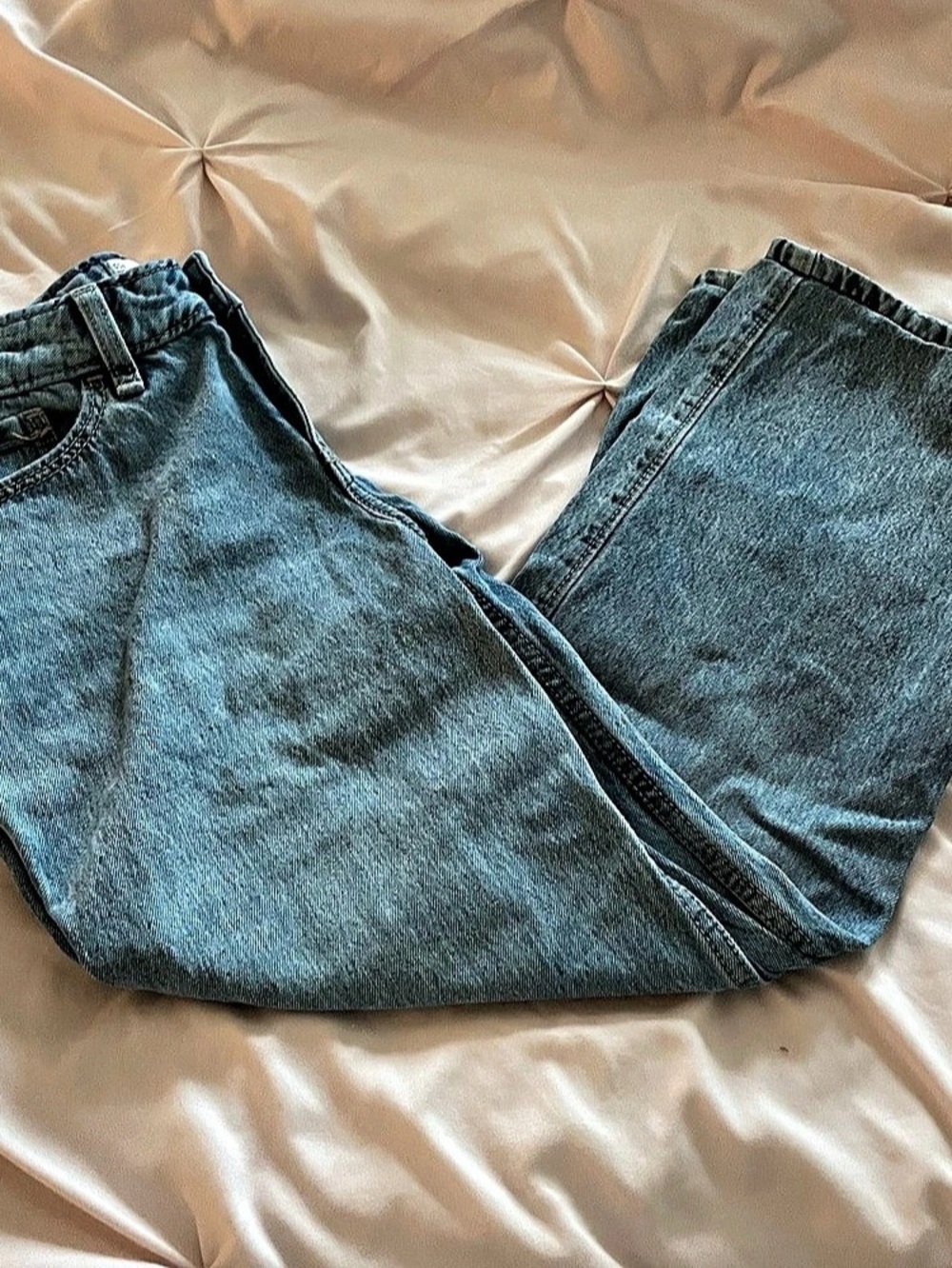 Hollister Low-Rise Embroidered Bow Baggy Jeans in Blue